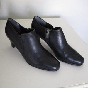 Trotters Womens Black Leather Side Zip Ankle Bootie NWOB - Size 7M
